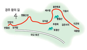 서낭재와 세수방을 넘어 용연으로 가는 길목 양편으로 기암괴석들이 자리하고 있다. 지척에 용연을 두고 나그네의 발걸음이 여유롭다.