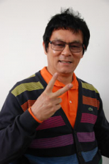 안동을 비롯해 전국을 돌며 노인과 장애인들을 위해 노래 봉사를 하고 안동 특산물을 홍보하고 다니는 박정희 씨가 최근 첫 음반을 내고 늦깎이 가수로 데뷔했다. 엄재진기자