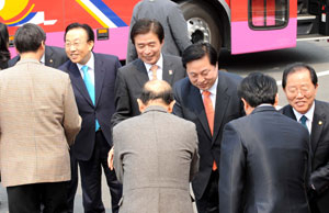 김범일 대구시장, 김관용 경북지사, 김두관 경남지사, 박맹우 울산시장, 엄용수 밀양시장 등 지방자치단체장들이 29일 신공항 후보지인 밀양시 하남들에서 동남권 신공항 입지평가단을 반갑게 맞이하고 있다. 이채근기자 mincho@msnet.co.kr
