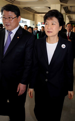 영남지역민들이 동남권 신공항 백지화 결정에 반발하고 있는 가운데 한나라당 박근혜 전 대표가 31일 대구경북과학기술원 총장 취임식에 참석하기 위해 동대구역에 도착해 플랫폼을 빠져나오고 있다. 이채근기자 mincho@msnet.co.kr