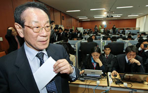 30일 오후 경기 과천 정부종합청사 국토해양부 브리핑룸에서 동남권 신공항 입지평가위원회 박창호 위원장이 입지 평가 발표를 위해 준비한 발표 문안을 안주머니에서 꺼내고 있다. 우태욱기자 woo@msnet.co.kr
