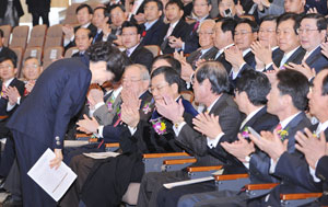 31일 한나라당 박근혜 전 대표가 대구경북과학기술원(DGIST)에서 열린 신성철 초대총장 취임식에서 참석자들에게 인사를 하고 있다. 이명박 대통령은 지난달 30일 신공항 백지화가 국익을 위한 결정이라고 했지만, 박 전 대표는 이날 미래에는 반드시 필요할 신공항을 계속 추진하는 것이 미래의 국익이라고 말했다. 정운철기자 woon@msnet.co.kr