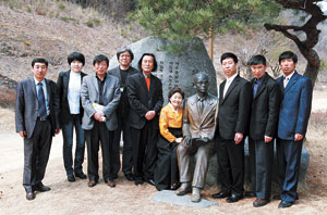 왼쪽부터 연변작가협회 김창희 작가, 허국화 연변일보 기자, 최국철 연변작가협회장, 이위발 이육사문학관 사무국장, 조영일 이육사문학관 관장, 이옥비 여사, 우광훈 연변작가협회 부장, 김승종 연변작가협회 이사, 연변작가협회 구호준 작가.