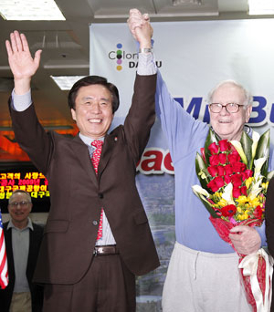 지난달 20일 대구 방문 당시 김범일 시장과 워런 버핏.