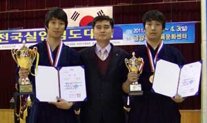 전국실업검도대회에서 1, 3위에 오른 달서구청의 최성민(왼쪽)과 박재훈, 가운데는 신용만 감독. 달서구청 제공
