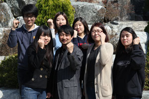 지역 최고 주얼리 수출업체인 ㈜아리바의 디자이너 채용 면접시험에 합격한 대구산업정보대 보석감정과 학생들이 파이팅을 외치고 있다.