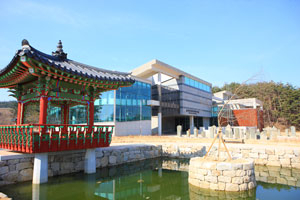 울진군은 내달 정식 개관을 앞둔 국내 최대의 비석 전시관인 봉평신라비전시관을 최근 임시 개방했다.