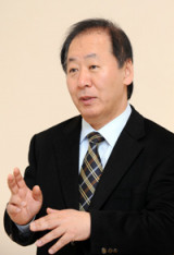 박창근 안동대 교수는 지역 문화예술 발전을 위해 서로 신뢰하고 칭찬하는 분위기가 형성돼야 하며, 창작작품에 대해 지속적인 관심을 기울여야 한다고 말했다. 정운철기자 woon@msnet.co.kr