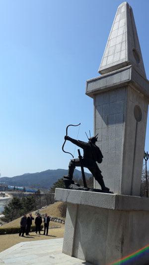 상주북천 옆 자산에 마련된 북천전적비 앞에서 북천전투에 대해 상주향토연구소 곽희상 연구위원과 상주시 조용권 문화관광해설사가 설명하고 있다. 사진제공 상주시청