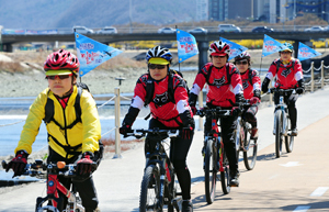 정부의 동남권 신공항 백지화에 지역민들이 크게 반발하고 있는 가운데 최근 대구 신천에서 자전거 동호인들이