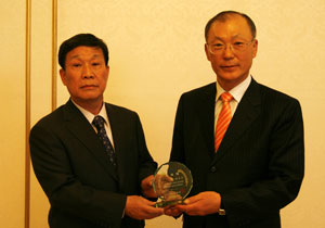 대구FC 고문으로 위촉된 임치근(왼쪽) 전 대구시축구협회장이 김재하 대구FC 사장으로부터 패를 받고 있다. 대구FC 제공