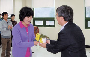 섬백리향 공무원으로 선발된 노성남(왼쪽) 씨에게 김영헌 울릉군보건의료원장이 시상을 하고 있다.