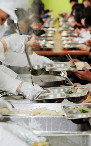 11일 오후 대구의 한 초등학교 급식실에서 어린이들이 점심 급식을 받고 있다. 성일권기자