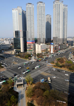 범어네거리 지하상권 개발이 지지부진한 이유로 지상 상권 연계 부재가 꼽히고 있는 가운데 범어네거리 주상복합아파트에 고급 아울렛 입점이 추진돼 지지부진한 지하상권 개발에 어떤 긍정적 효과를 가져올지 관심이 쏠리고 있다. 1년 넘게 텅 빈 범어지하상가와 아울렛 입점이 추진 중인 지상 주상복합아파트. 이채근기자