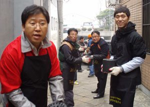 사랑의 연탄나눔행사와 복지시설에서 봉사.