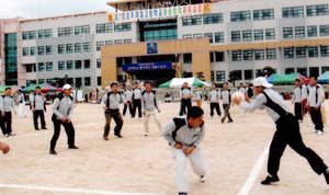 총동창회 체육대회에 참가한 동문들이 경기를 통해 우의를 다지고 있다. 영주제일고 총동창회 제공