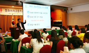 대구 정화여고가 2011학년도 대학 입시에서 수도권을 제외한 전국 여고 중 1위의 서울대 합격자 수(7명)를 내는 등 최근 입시에서 우수한 성적을 내고 있다. 사진은 정화여고가 매년 여름방학 때 실시하는 논술 특강.