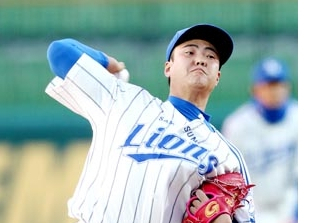 19일 대구시민야구장에서 열린 삼성-KIA전에서 6이닝 무실점으로 시즌 2승째를 따낸 삼성 선발 안지만이 힘차게 공을 던지고 있다.