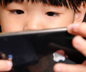 스마트폰이 대중화되면서 만 3세 이하부터 게임이나 앱 등 각종 디지털 콘텐츠에 빠져드는 경우가 적지 않아 우려를 낳고 있다. 전문가들은 유아기부터 지나치게 디지털 매체에 노출될 경우 성장 후 게임중독으로 이어질 수 있는 만큼 부모의 적절한 관심과 조절이 꼭 필요하다고 충고한다. 사진은 특정 사실과 관련 없음. 정운철기자 woon@msnet.co.kr