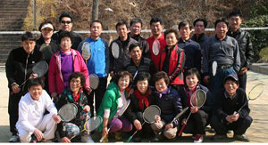 침산배드민턴 동호회 회원들이 오봉산구장에서 배드민턴을 즐긴 뒤 함께 포즈를 취했다.