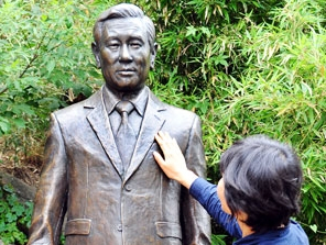 대구시 동구 신용동 생가에 세워진 노태우 전 대통령의 동상 일부.