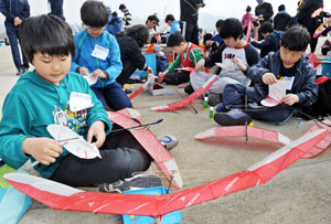 모형항공기를 만들 때는 비행기가 이륙하는 원리를 분명히 이해하고, 과학적 지식이 바탕이 되야 좀더 멀리, 높게 나르는 비행기를 만들수가 있다.