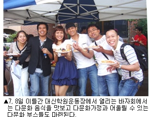 천주됴 대구대교구 이용길 총대리 신부(오른쪽)가 조환길 교구장(대주교)으로부터 제2차 시노드 개막미사에서 임명장을 받고 있다.