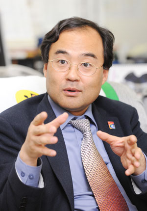 최삼룡 대구시 문화체육관광국장은 대구산 브랜드 작품 육성을 위해 대구시도 적극 지원하겠지만, 예술계에서도 특정작품 집중 투자에 대한 공감대 형성이 필요하다고 했다. 정운철 기자 woon@msnet.co.kr
