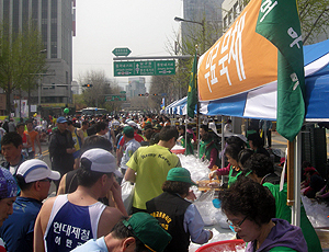 이달 초 열린 대구국제마라톤대회 묵채 봉사.