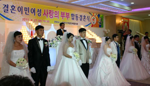 어려운 가정 형편 때문에 혼례를 올리지 못하고 있던 구미지역 다문화부부 5쌍이 27일 구미웨딩에서 백년가약을 맺었다.