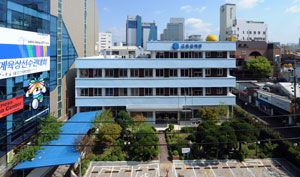 30년 이상 대구 중심가에 자리잡았던 금융결제원 대구사무소가 이르면 올해 안에 자리를 옮길 것으로 보여 옛 부지 활용에 이목이 집중되고 있다.