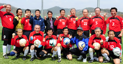 대구골드축구단이 지난달 8일 대구 강변축구장에서 열린 제11회 대구시여성축구대회에서 경기에 앞서 파이팅을 외치고 있다. 뒷줄 왼쪽부터 장융일, 허춘남, 이태열(60대로 주무 역할을 함), 임치근(수석고문), 부산갈매기축구단 회장, 김경오, 조동규, 손용, 김일용(코치), 김상관 회원. 앞줄 왼쪽부터 윤득호(감독), 박병태, 안용, 이창석, 이장열(회장), 최재용, 최병두 회원. 성일권기자 sungig@msnet.co.kr
