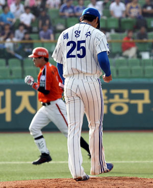 1일 대구시민야구장에서 열린 삼성-한화전에서 삼성 선발 배영수가 1회 초 한화 장성호에게 투런 홈런을 허용한 후 고개를 숙이고 있다. 삼성 라이온즈 제공