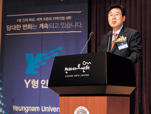 제6회 한국사립대학총장협의회 총회 및 세미나가 29, 30일 영남대 천마아트센터에서 열린 가운데 박철 한국사립대학총장협의회장(한국외대)이 개회사를 하고 있다.