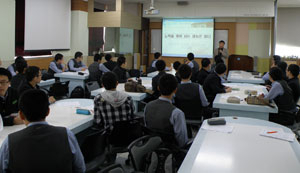 대건고가 4년째 논술 교육 프로그램을 운영, 학생들의 논술 실력 향상에 매진하고 있어 화제다. 글쓰기 능력이 점차 중요시되고 있는 추세에 한 발 빠르게 대응, 주목받고 있다. 사진은 대건고 학생들의 논술 수업 모습.