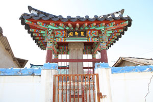 낙동강에 몸을 던진 두 여인을 기린 쌍절(비)각.
