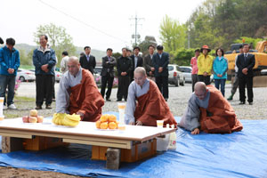 의성 단밀면 생송리 낙동강사업 32공구 낙단보 공사 현장에서 제2의 마애불 발굴에 앞서 대한불교조계종 16교구 소속 스님들이 개토제를 올리고 있다.