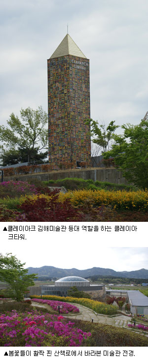 ▲5천여 장의 도자타일로 외벽이 장식돼 있어 독특한 매력을 뽐내는 원형 전시관.