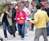 4일 울진군 북면 석호항 부근 마을에서 지진해일 대피훈련이 열렸다. 그러나 이날 훈련에는 해안가 주민이 아닌 일자리 창출로 동원된 사람들이 참가했다. 정운철기자 woon@msnet.co.kr