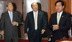 이명박 대통령이 6일 단행한 개각에서 교체되는 장관들이 이날 오전 서울 세종로 정부중앙청사에서 열린 국가정책조정회의에 참석했다. 왼쪽부터 이만의 환경부장관, 정종환 국토해양부장관, 유정복 농림수산식품부장관. 연합뉴스