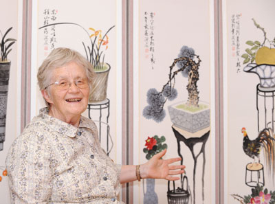 수산나 메리 영거 여사가 가장 한국적인 안방 병풍을 배경으로 자신의 삶에 대한 얘기를 하고 있다. 정운철기자 woon@msnet.co.kr