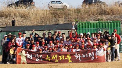 수성구 리틀야구단이 한국리틀야구연맹 영남지부장배 리틀야구대회에서 우승한 후 학부모들과 함께 전용구장에 모여 포즈를 취했다. 수성구 리틀야구단 제공