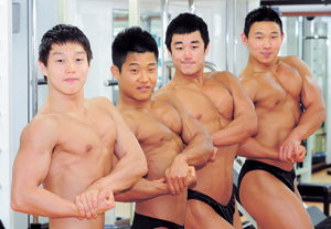 대구서부공고 보디빌딩부 학생들이 포즈를 취하며 훈련으로 단련된 몸을 선보이고 있다. 사진 우태욱기자