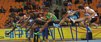 12일 대구스타디움에서 열린 2011대구국제육상경기대회 남자 110m 허들경기에서 선수들이 힘차게 바를 넘고 있다. 정운철기자 woon@msnet.co.kr
