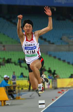 12일 대구스타디움에서 열린 대구국제육상경기대회 남자 세단뛰기에서 16m99의 기록으로 1위를 차지한 김덕현이 힘찬 도약을 하고 있다. 정운철기자 woon@msnet.co.kr
