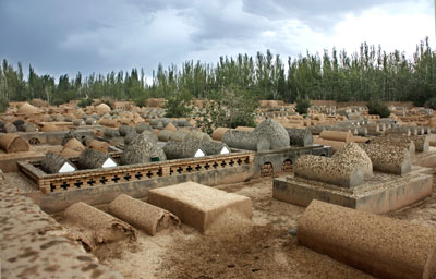 죽은 뒤에도 향비묘 가까이에 묻히길 바라는 위구르족이 잠들어 있는 다양한 모양의 공동묘지.