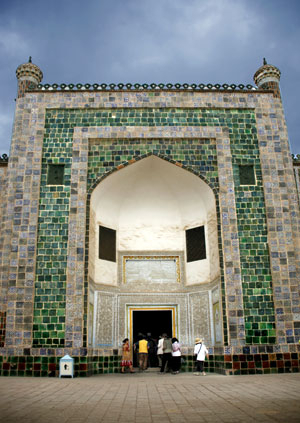 향비묘 건물의 정면 출입구. 대칭형이고 기하학적인 무늬가 위엄을 갖추고 있다.