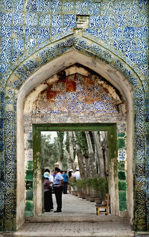 입장료를 내고 향비묘로 들어가는 아치형 입구. 아라비안 양식의 디자인이 이채롭다.