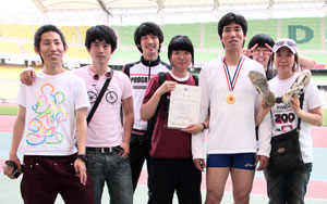 생활체육대회 우승 후 메달을 목에 걸고 제자들과 포즈를 취한 박주식 교수.