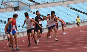 생활체육대회에서 대구시 대표로 400m 계주 경기를 하고 있는 박주식 교수.